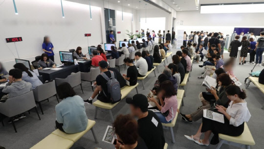 지방 광역시 분양권 전매제한 강화를 앞두고 부산과 울산에서 올해 최고 청약자가 몰린 단지가 연달아 나왔다. 부산은 단일단지 기준으로 19만명이 청약하면서 부산 청약통장 보유자 5명 중 1명이 청약했다. 사진은 한 모델하우스 전경. <연합뉴스>